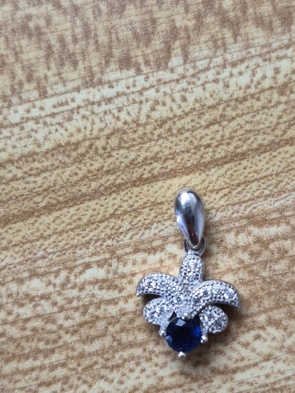 Dainty pendant with stones